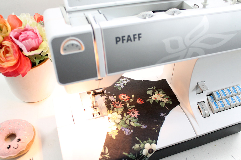 Švadlenka u šicího stroje při šití