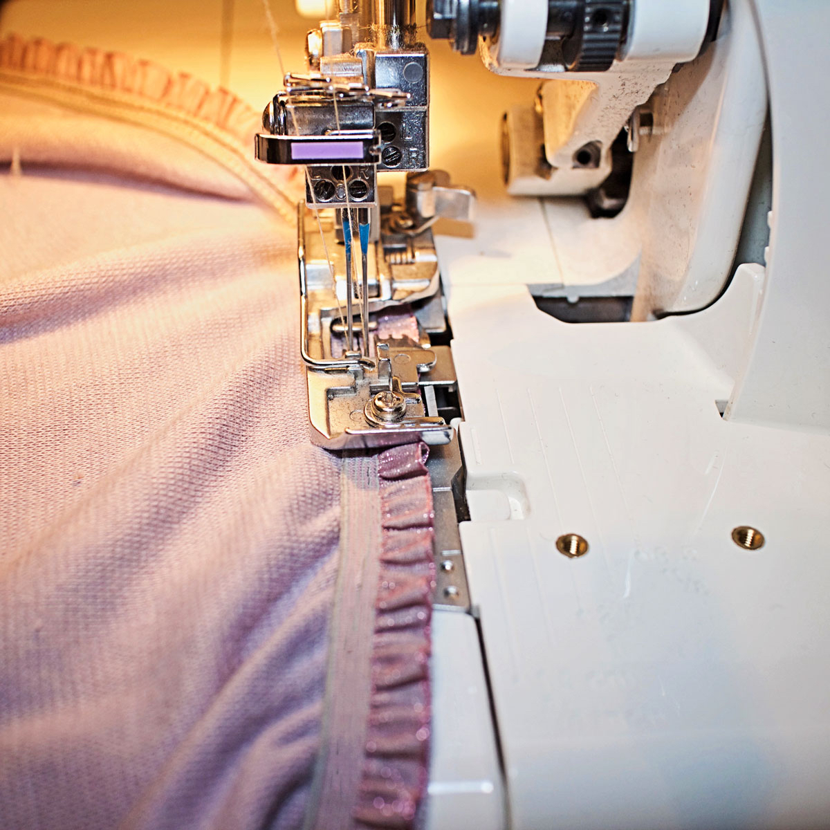 Detail šicího stroje a materiálu